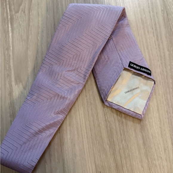 Vintage Giorgio Armani Tie – Lavender Zigzag – 100% Silk – Pristine - Picture 2 of 5